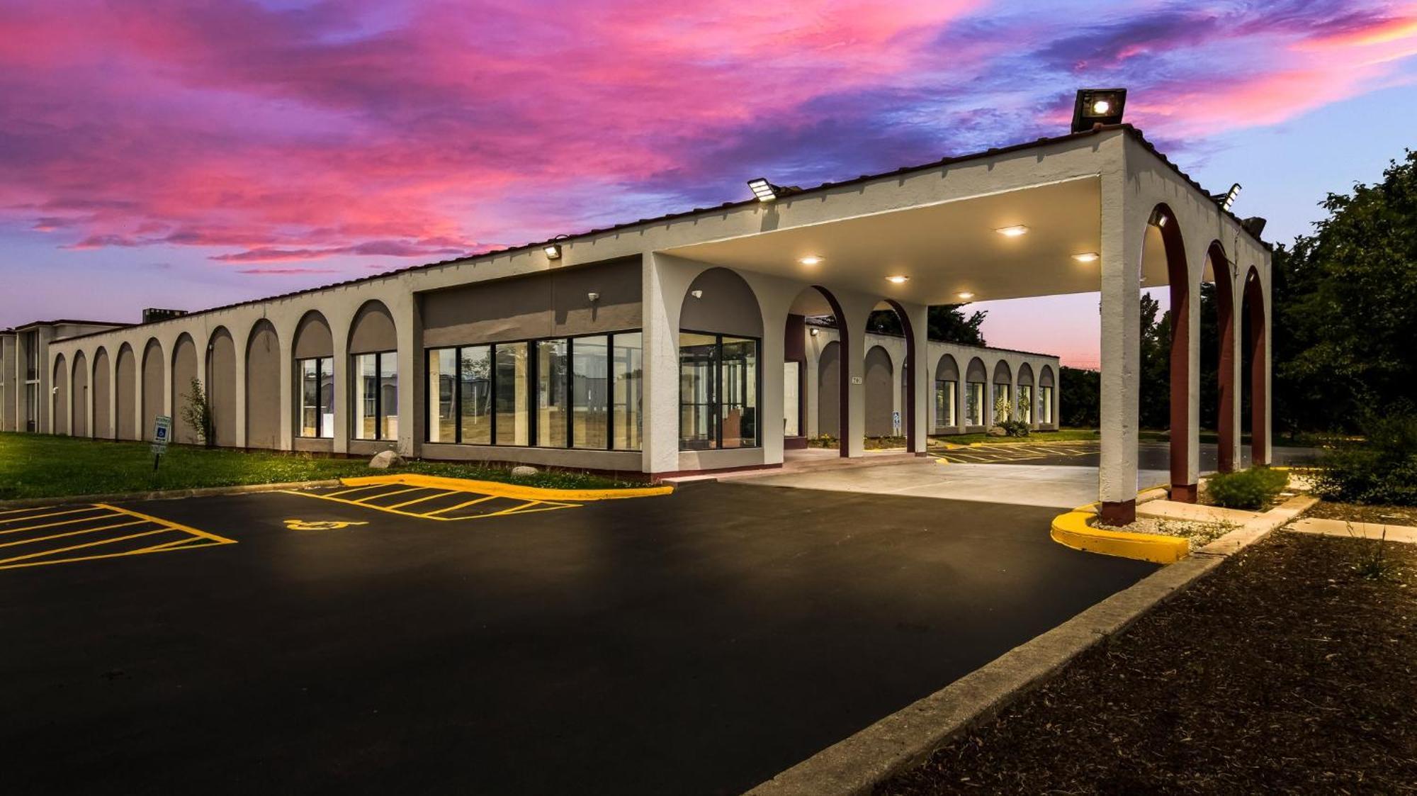 Hometowne Studios By Red Roof And Conference Center Chicago - N Aurora Naperville North Aurora Экстерьер фото
